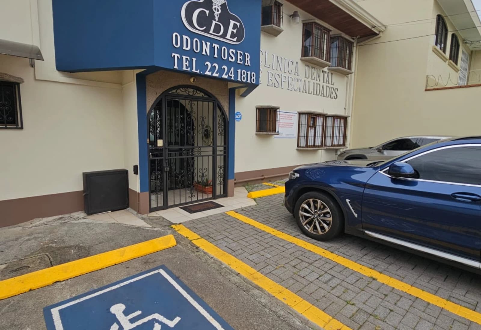 Fachada de la clínica Odontoser
