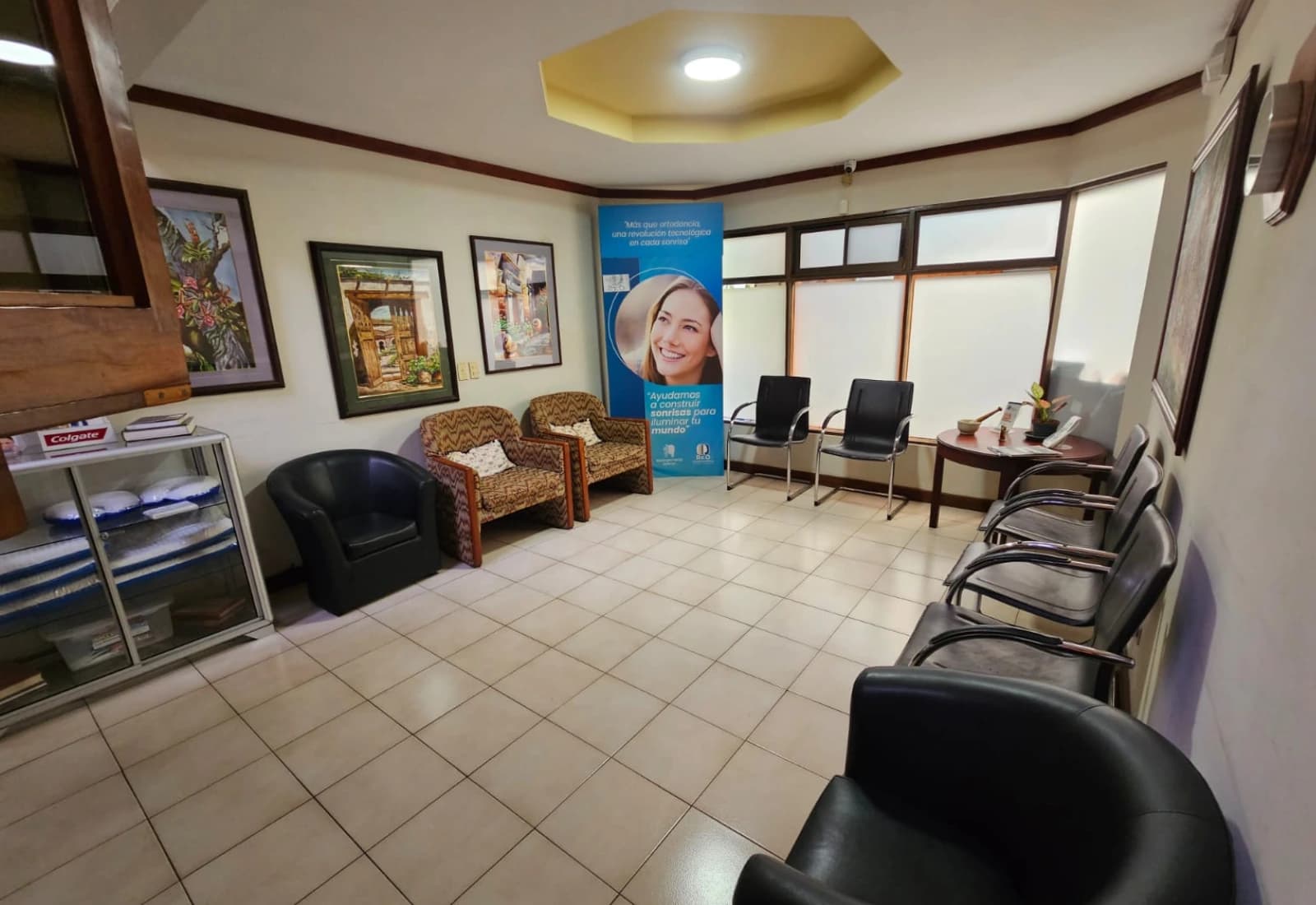 Sala de espera amplia y acogedora