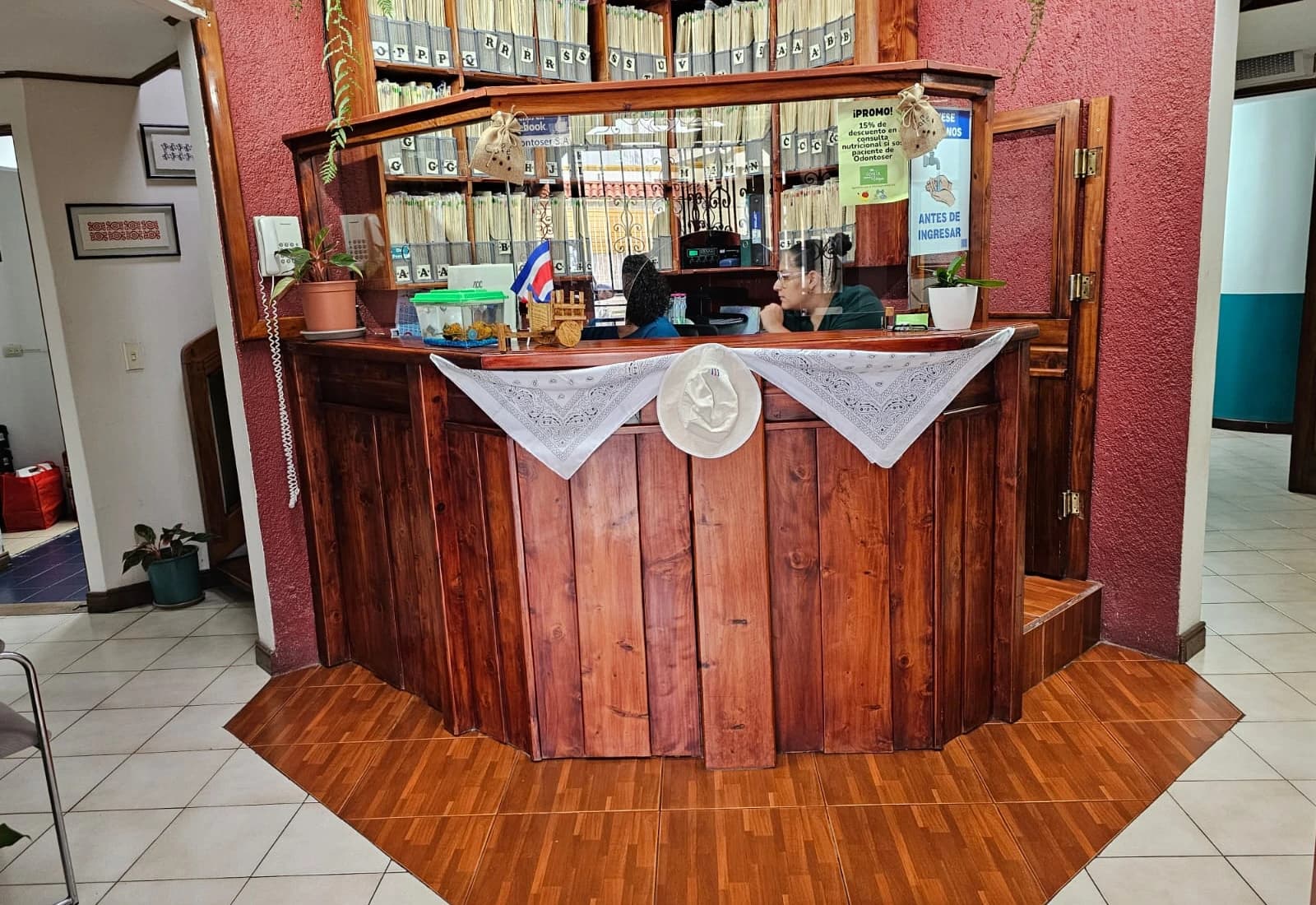 Recepción acogedora de madera